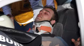 Araç İçerisinde Sıkışan Yaralıdan 'Okey' İşareti