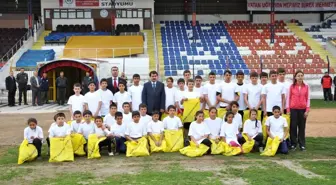 Vali Şahin, Atletizm Takımına Ayakkabı Dağıttı