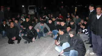 Trafik Kazalarını Protesto Eden Belde Halkı Yolu Trafiğe Kapattı