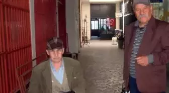 82 Yaşındaki Kunduracı Türkü Söyleyerek İşini Yapıyor