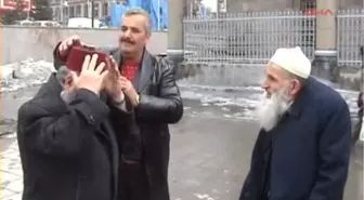 Sıcaktan Bunalan Hacılara 'Klimalı Fes'