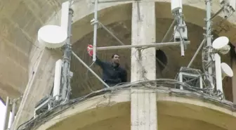 Su Kulesinde Türk Bayraklı İntihar Girişimi