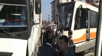 Gaziantep Kamyon ile Tramvay Çarpıştı: 2 Yaralı