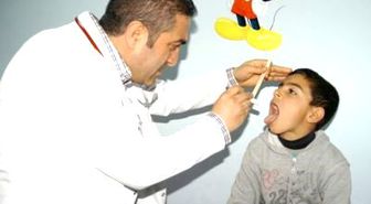 Hepatit A'ya Yakalanan Çocuklarının Dillerini Tedavi İçin Usturayla Kestiriyorlar