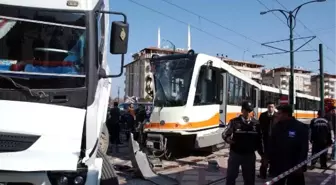 Kamyon ile Tramvay Çarpıştı: 2 Yaralı