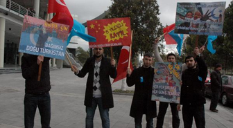 Çin Akrobasi Grubu'na Doğu Türkistanlılardan Protesto