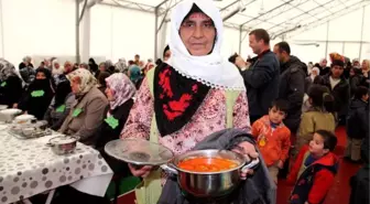 Depremzede Kadınlar Yöresel Yemek Yarışmasında Hünerlerini Sergiledi