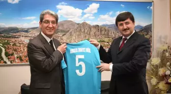 Polisten Vali Öz'e Forma