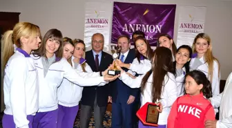 Vali Daşöz Şampiyon Voleybolcuların Sevincini Paylaştı
