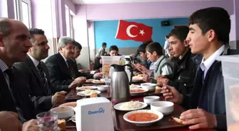 Güler, Öğrencilerle Birlikte Yemek Yedi…