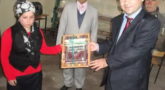 Kursiyerler Kaymakam Şanlı'ya Minyatür Halı Hediye Etti