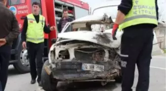 Seyir Halinde Sürücüsü Fenalaşan Otomobil Traktör Römorkuna Çarptı