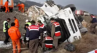 Tır Şarampole Yuvarlandı: 1 Ölü, 1 Yaralı