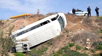 Minibüs Şarampole Yuvarlandı: 5 Yaralı