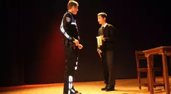 Polis Memuru Polisi Canlandırdı