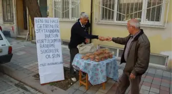 Eşinden Boşanınca Mahalleliye Tatlı Dağıttı