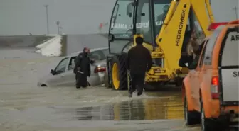 Sel Sularına Kapılan Otomobil Kurtarıldı
