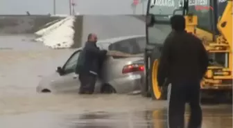 Sel Sularına Kapılan Otomobil Kurtarıldı