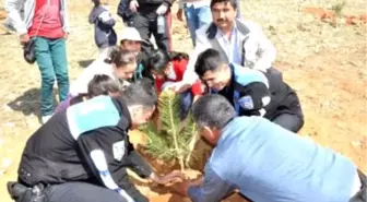 Polis, Öğrencilerle Birlikte Fidan Dikti