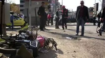 Kırmızı Işıkta Geçen Motosiklet, Kamyonete Çarptı: 1 Ölü, 2 Yaralı