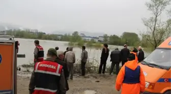 Traktörüyle Sakarya Nehri'nde Akıntıya Kapılan Köylü Kayboldu