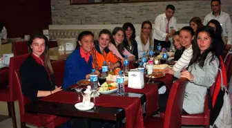 Salihli Esnafından Voleybolculara Jest