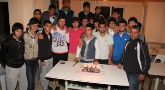 Yıldızgücüspor'da Kaptan Mert'e Sürpriz Doğum Günü Partisi