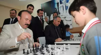 İzmit Belediyesi Şehit Ümit Balkan İlköğretim Okuluna Satranç Sınıfı Yaptırdı