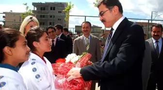 Batman Valisi Turhan Öğrencilere Judo Kıyafeti Dağıttı