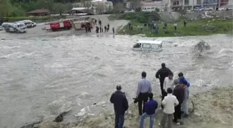 Derede Mahsur Kaldıkları Araçlarından Kepçeyle Kurtarıldılar
