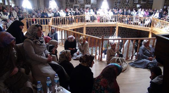 Salona Sığmayan Kadınlar Vaizi Merdivenlerde Dinledi