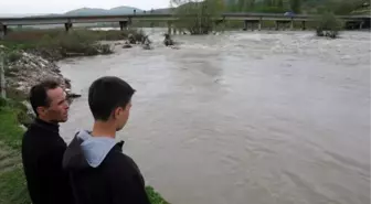 Köprü Faciasında 8 Kişi Hala Kayıp, Bulunan Son Kurbanın Cenazesi Toprağa Verildi