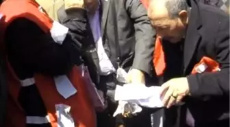 Emekliler Zamları Fatura Yakarak Protesto Etti