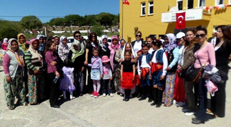Ak Kadınlar 23 Nisan'ı Köy Öğrencileriyle Kutladı