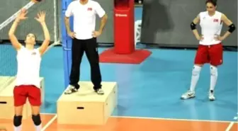A Milli Bayan Voleybol Takımı'nda Olimpiyat Elemeleri Hazırlıkları Sürüyor