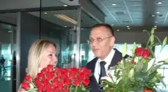 Doğum Gününde Emekli Olan 37 Yıllık Pilotu, Eşi 37 Gül'le Karşıladı