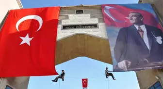 Öğrenciler Üniversitenin Kapısına Tırmandı