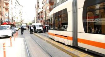 Tramvay, Kendi Yoluna Giren Maliye Minibüsüne Çarptı: 7 Yaralı