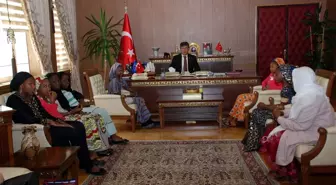 Nijeryalı Öğrenciler Vali Akpınar'ı Ziyaret Etti