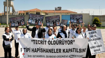 Ankara'ya Yürüyen İHD Üyelerinden Kandıra F Tipi Cezaevi Önünde Tecrit Eylemi