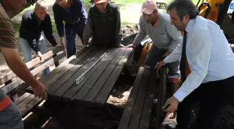 Atatürk Parkı'na Yeni Piknik Masaları Yerleştiriliyor