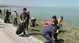 Üniversite Öğrencileri Göl Sahilinde Temizlik Yaptı