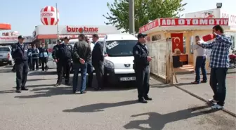 Zabıta Görevlileri Gelince Üzerine Benzin Dökerek Yakmak İstedi