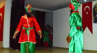 Kırklareli'de Minikler Hacivat ve Karagöz Gösterisi Sergiledi