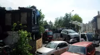 Park Edilen Araçlar İtfaiyeye Engel Oldu, 2 Katlı Ahşap Bina Yandı