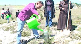 Köy Mezarlığına Fidan Dikildi