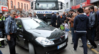 Otomobile Binmek İsteyen Kadın Kazada Yaralandı