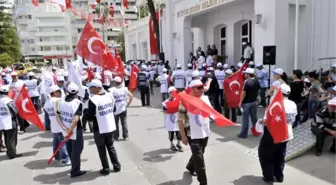 İşçiler 1 Mayıs'ı Belediye Önünde Kutladı