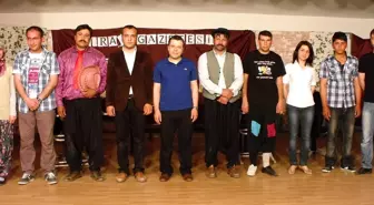 Öğretmen ve Köylülerden Tiyatro Gösterisi