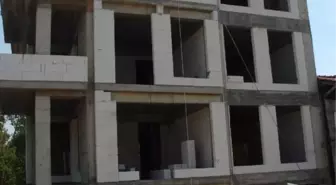 4 Katlı İnşaattan Toprak Yığınının Üzerine Düşen İşçi Yaralandı